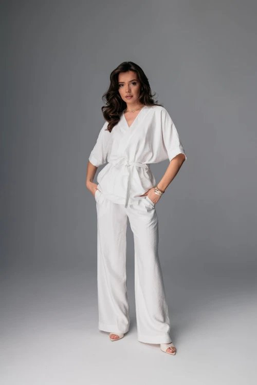 Komplet kimonowy Pure White – białe kimono z paskiem i spodnie.