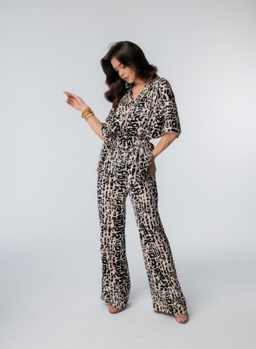 Modelka w komplecie z żakardu w panterkowy wzór – kimono i luźne spodnie.