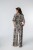 Kimono i spodnie z żakardu w panterkę – stylowy zestaw z kieszeniami.