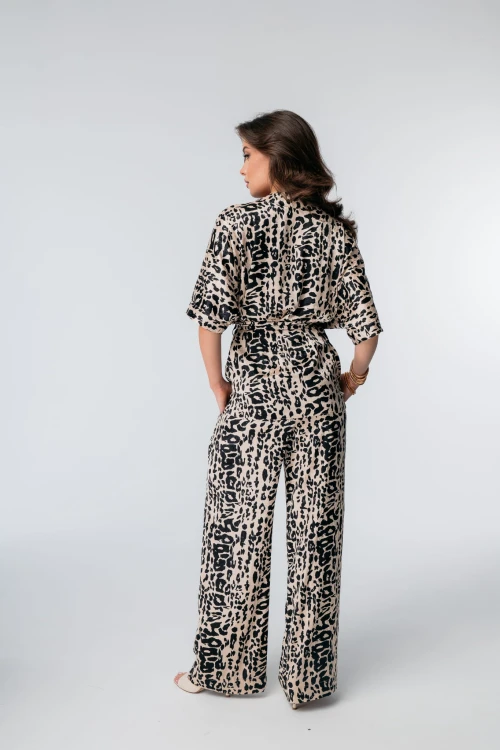 Kimono i spodnie z żakardu w panterkę – stylowy zestaw z kieszeniami.