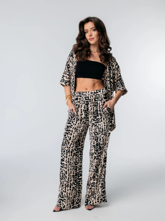 Komplet kimonowy w beżowo-czarnym wzorze – modny look w stylu safari.