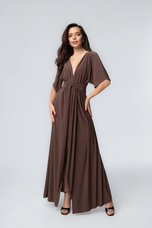 Sukienka Ella Maxi Mocca Brown – widok z przodu, dekolt V i wiązana talia
