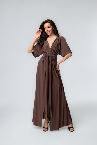 Sukienka Ella Maxi Mocca Brown – pełna sylwetka, lejąca tkanina i rozcięcie z przodu