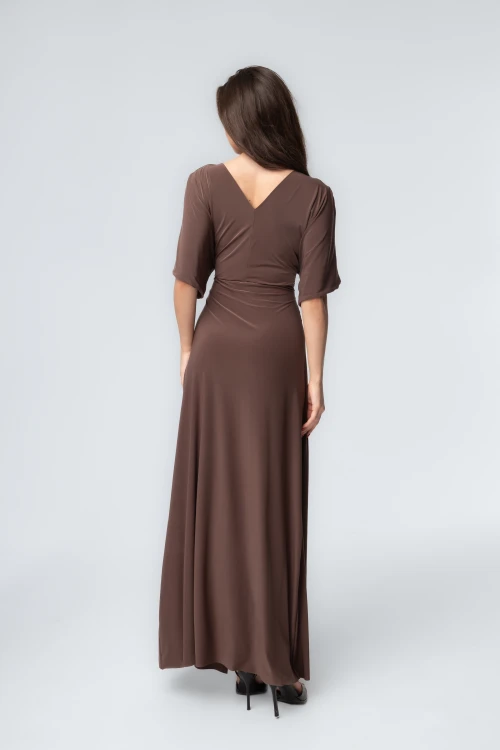 Sukienka Ella Maxi Mocca Brown – profil sylwetki, lejąca tkanina i głęboki dekolt-tył