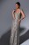Modelka w sukience Cindy – cekinowa sukienka maxi na studniówkę, elegancki połysk i wysmuklający krój.