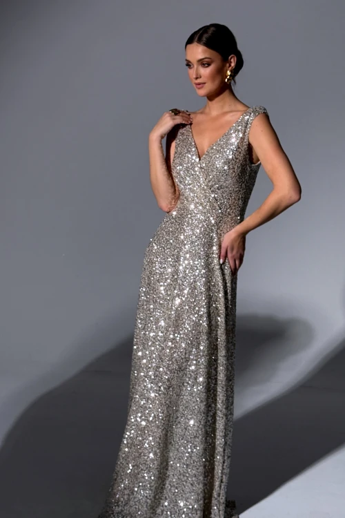 Modelka w sukience Cindy – cekinowa sukienka maxi na studniówkę, elegancki połysk i wysmuklający krój.