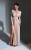 Sukienka Adelle Champagne Glitter – widok z boku, elegancka linia maxi i brokatowy połysk
