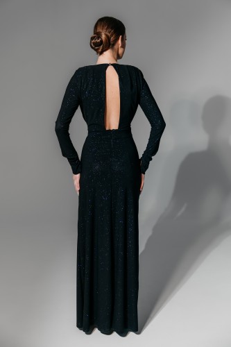 Sukienka Annabelle w czerni – elegancki model maxi z rozcięciem i talią typu slim.