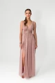 sukienka maxi rose gold róż z rozcięciem na nodze Milo