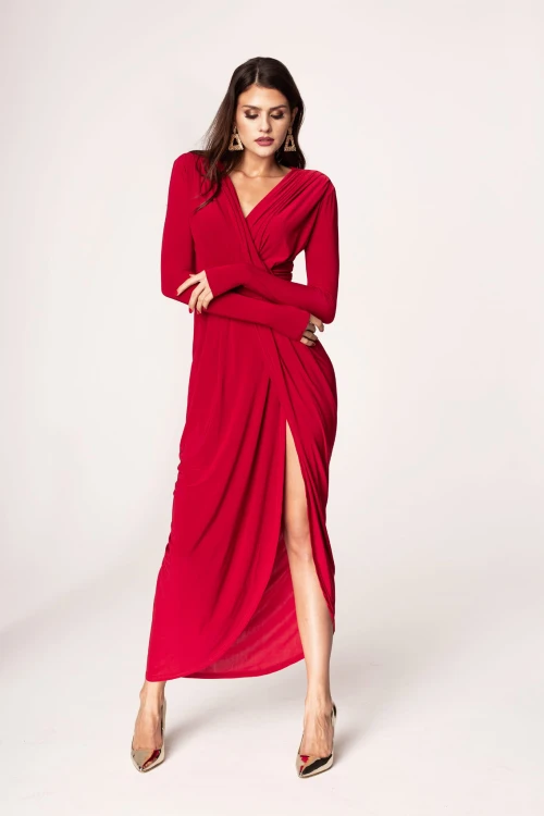 Długa, elegancka sukienka w kolorze czerwonym